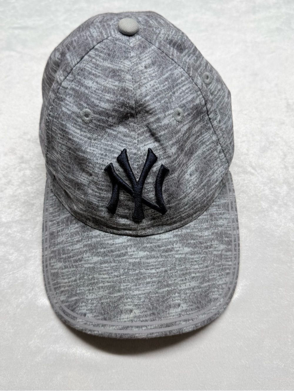 New Era Woman’s New York Yankees Gray and Black 9TWENTY Interior Cap